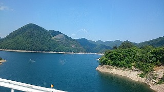 川俣大橋付近車中から川俣湖畔を望んでいます。