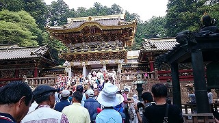 陽明門。日本を代表する最も美しい門で、宮中正門の名をいただいたと伝えられています。いつまで見ていても見飽きないところから「日暮の門」ともよばれ、故事逸話や子供の遊び、聖人賢人など500以上の彫刻がほどこされています。2017/3/10竣功で44年ぶりに本来の輝きを取り戻したそうです。