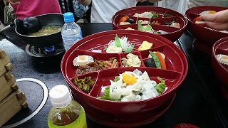 昼食は磐梯日光店の栗おこわ葵御膳、湯葉スープを戴きました。