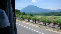 車中から黒姫山を望みます。